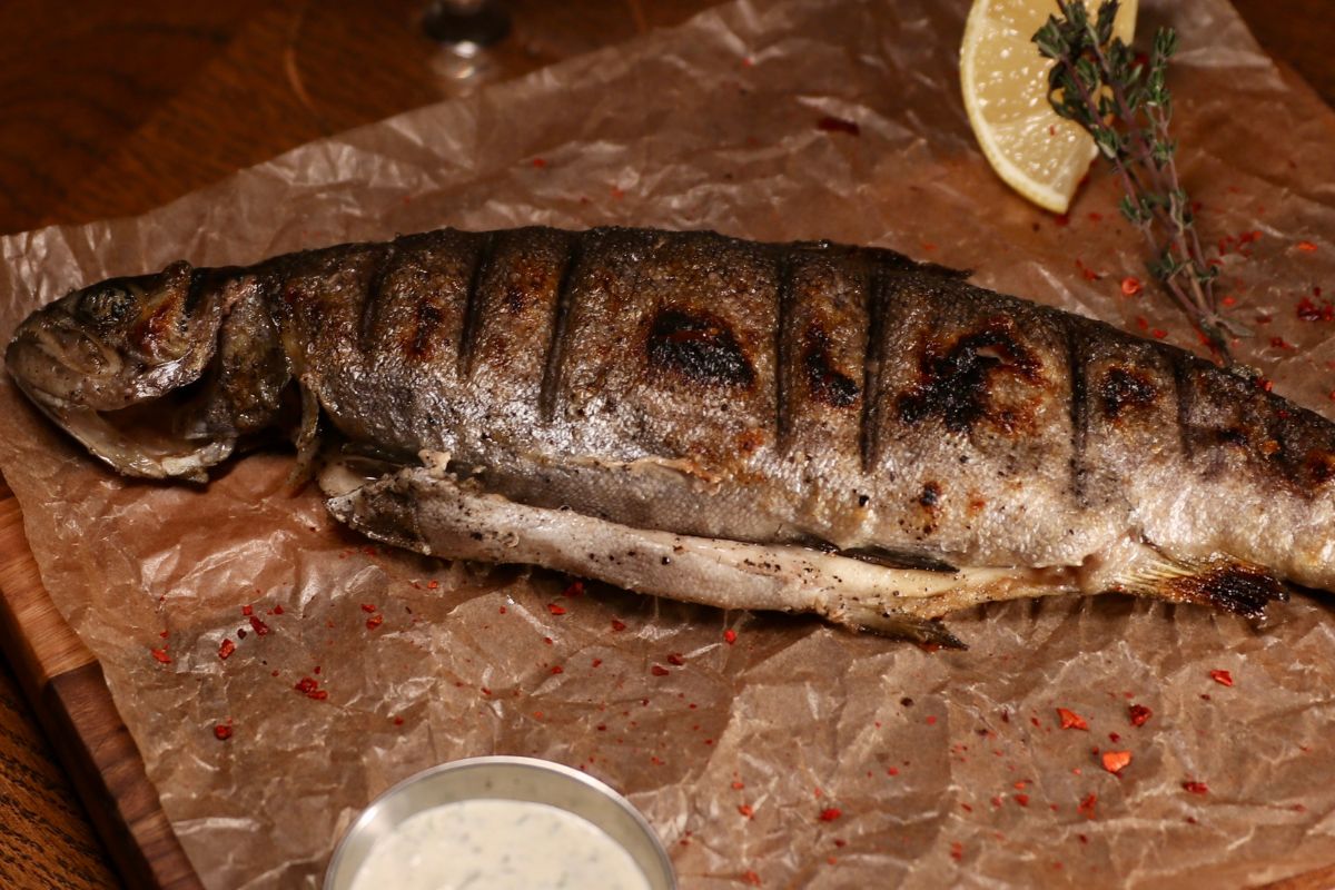 Форель на грилі